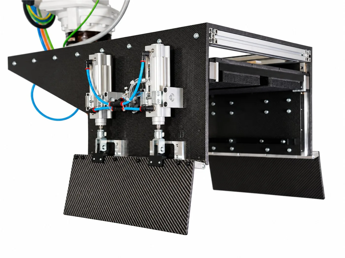 Pinza EXON per barattoli in fibra di carbonio montata sul robot, con due cilindri pneumatici e piastre di presa in carbonio